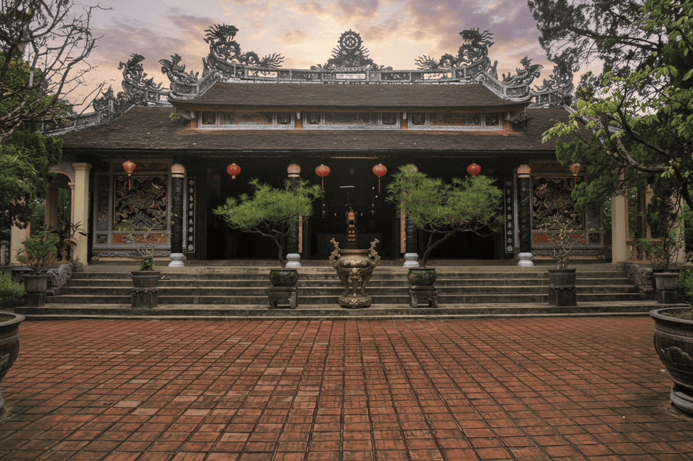 Khu vực chính điện là nơi Phật tử dâng lễ, cầu an